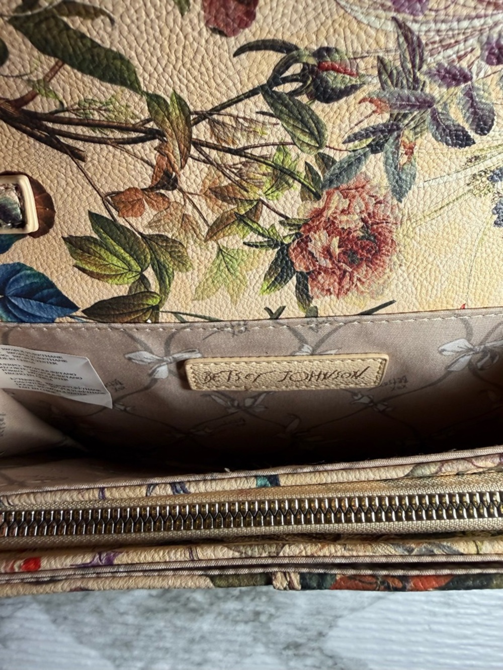 ⭐️3/$20 Betsey Johnson Floral Print Crossbody Bag purse with Bow Gold Chain - Picture 6 of 7